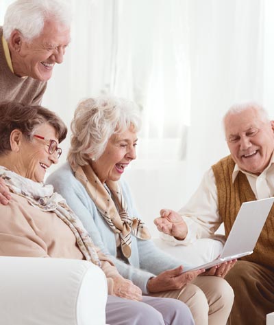 Gruppe von älteren Menschen die sich unterhalten
